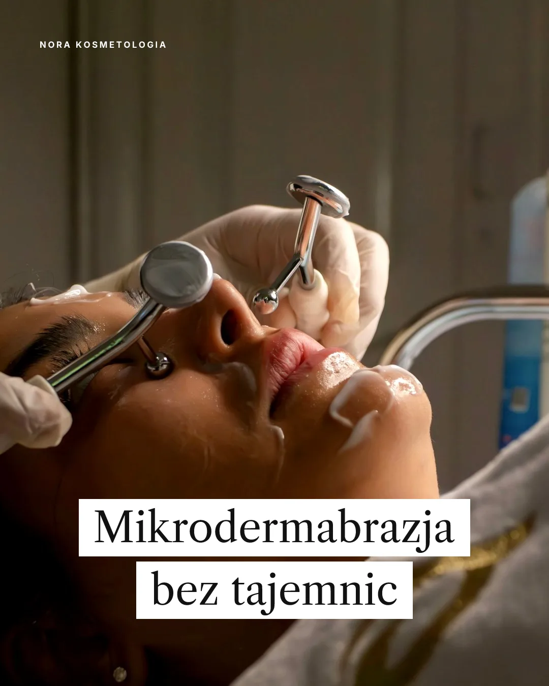 Post 4:5 z napisem „Mikrodermabrazja bez tajemnic” na zdjęciu zabiegu