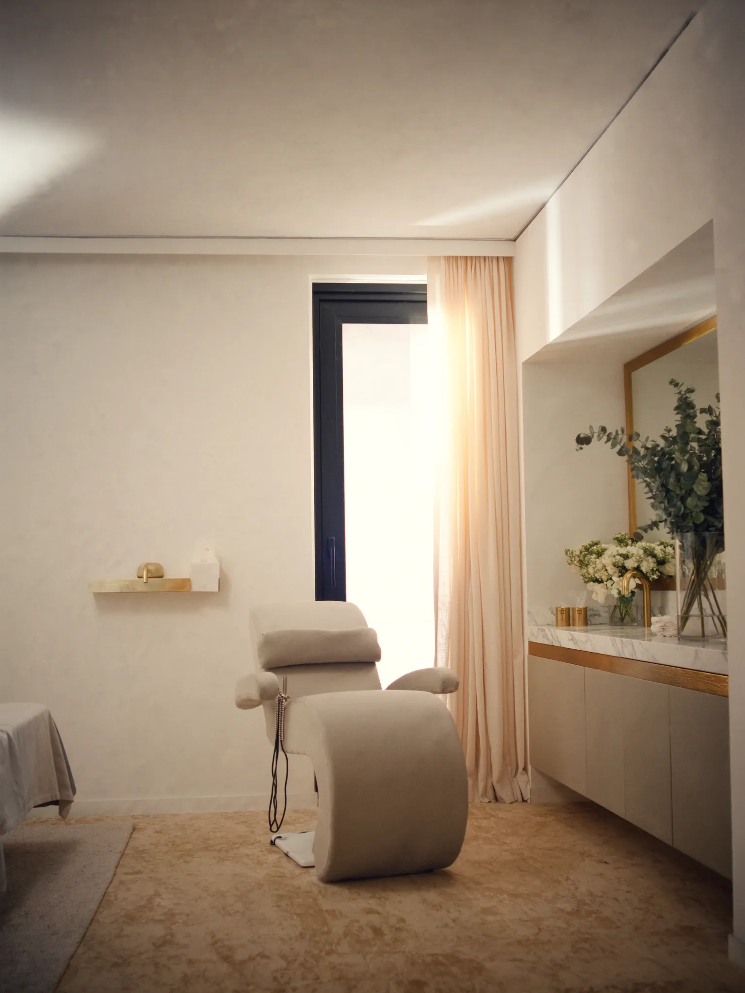 Spokojne, jasne wnętrze gabinetu beauty